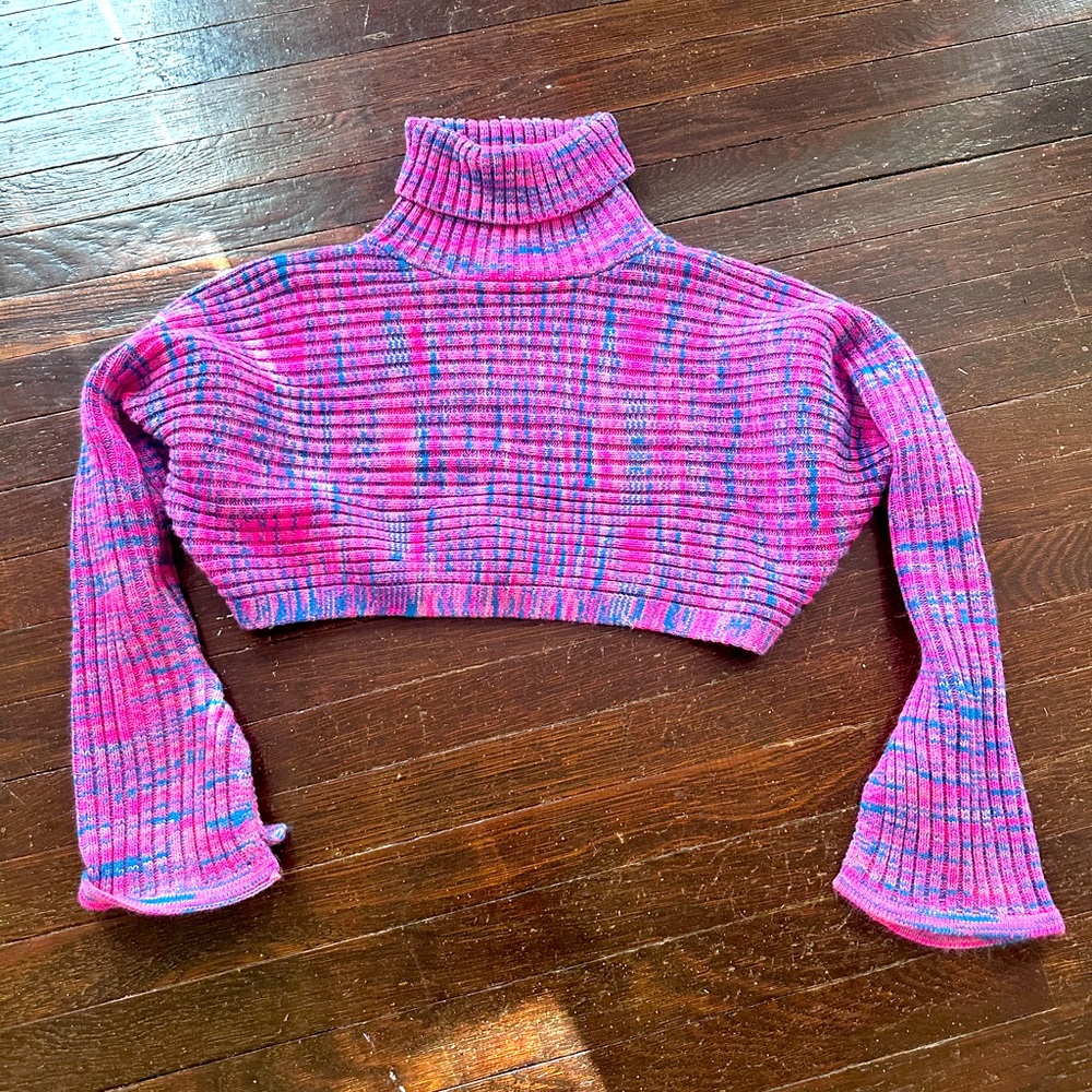 Main strip crop sweater